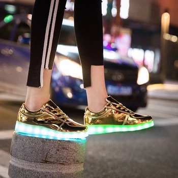 2021 Yeni Usb Şarj Edilebilir ışık ışıkları ile kadın erkek LED ayakkabı ışıklı taban Yetişkinler bayan Ok şeması Altın