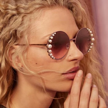 2023 Yeni Vintage Lüks İnci Güneş Gözlüğü Kadın Moda Metal Yuvarlak Renkli güneş gözlüğü Oculos De Sol