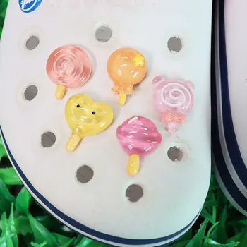 Mix 50 ADET Reçine Croc Jıbz Toka Renkli Şeker Yıldız Kalp Sandalet Ayakkabı Dekorasyon Delik Terlik Aksesuarları Süsler Çocuk Hediye